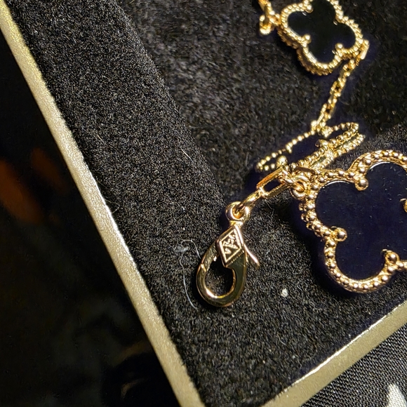 Alhambra Gold and Black Clover Bracelet - Picture 4 of 4